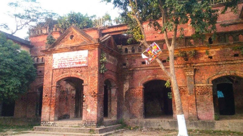ঐতিহ্যবাহী লাল ভবন রক্ষা নিয়ে শঙ্কা