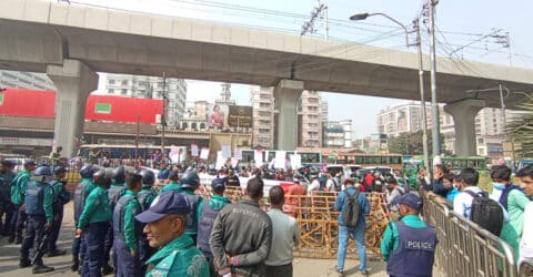 ক্ষতিগ্রস্ত প্রবাসীদের ইন্টারকন্টিনেন্টাল মোড়ে আটকে দিয়েছে পুলিশ