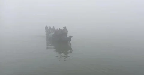 নিষেধাজ্ঞা সত্ত্বেও কুয়াশায় চলছে ট্রলার