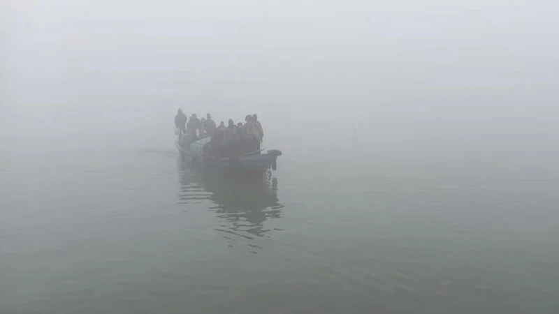 নিষেধাজ্ঞা সত্ত্বেও কুয়াশায় চলছে ট্রলার