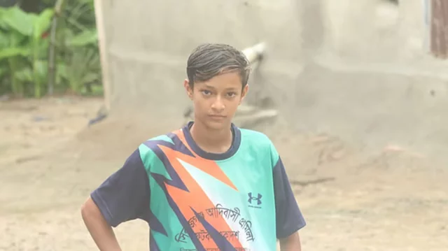 অয়ন্তের স্বপ্নপূরণ: দিনমজুরের সন্তান জাতীয় নারী ফুটবল দলে