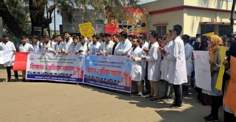 রাঙ্গামা‌টি‌তে ৫ দাবিতে ইন্টার্ন চিকিৎসকদের কর্মবিরতি