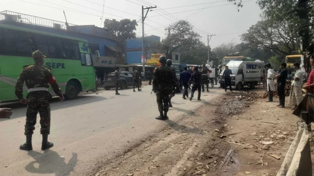 রাজশাহীতে টিসিবির কার্ড নিয়ে বিএনপির ২ গ্রুপের সংঘর্ষ