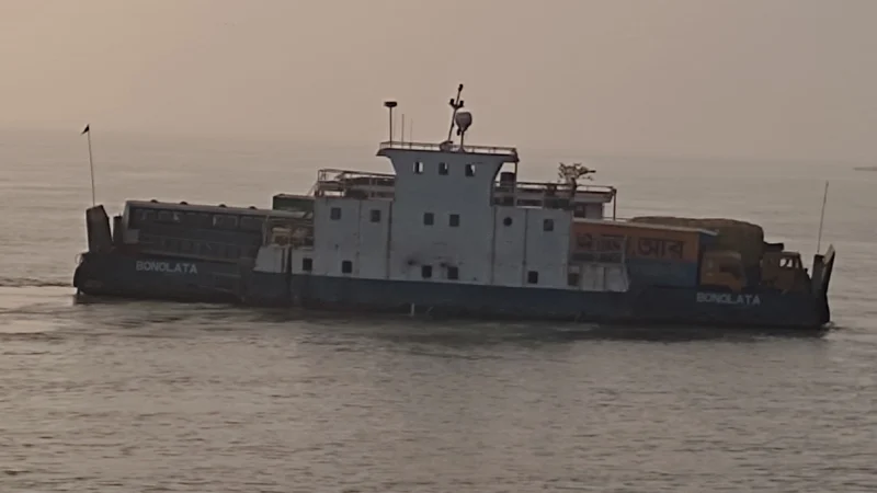 পাটুরিয়া-দৌলতদিয়া নৌরুটে ৭ ঘণ্টা পর ফেরি চলাচল স্বাভাবিক
