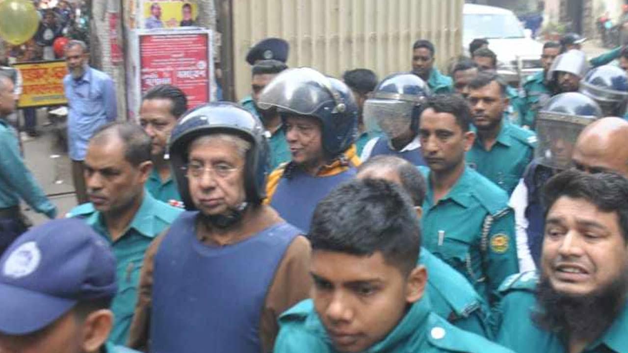 খেতাবপ্রাপ্ত আহত মুক্তিযোদ্ধার হাতে হাতকড়া কেন? আদালতে শমসের মবিন