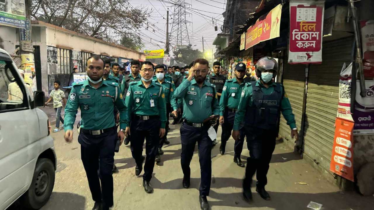 কামরাঙ্গীরচরে বিশেষ ‘ব্লক রেইড’ চালিয়ে ১৬ অপরাধীকে গ্রেপ্তার