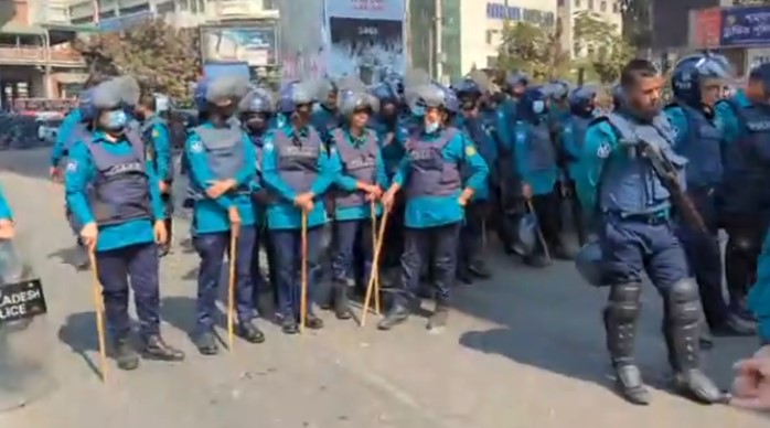 চার দাবিতে শাহবাগে ম্যাটস শিক্ষার্থীদের অবস্থান