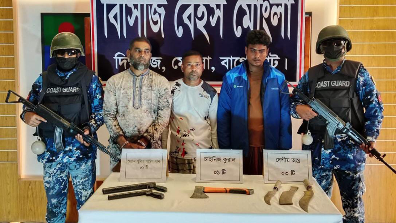 খুলনায় অস্ত্রসহ ৩ সন্ত্রাসী আটক