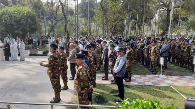 সামরিক কবরস্থানে স্বরাষ্ট্র উপদেষ্টা, তিন বাহিনী প্রধানের শ্রদ্ধা