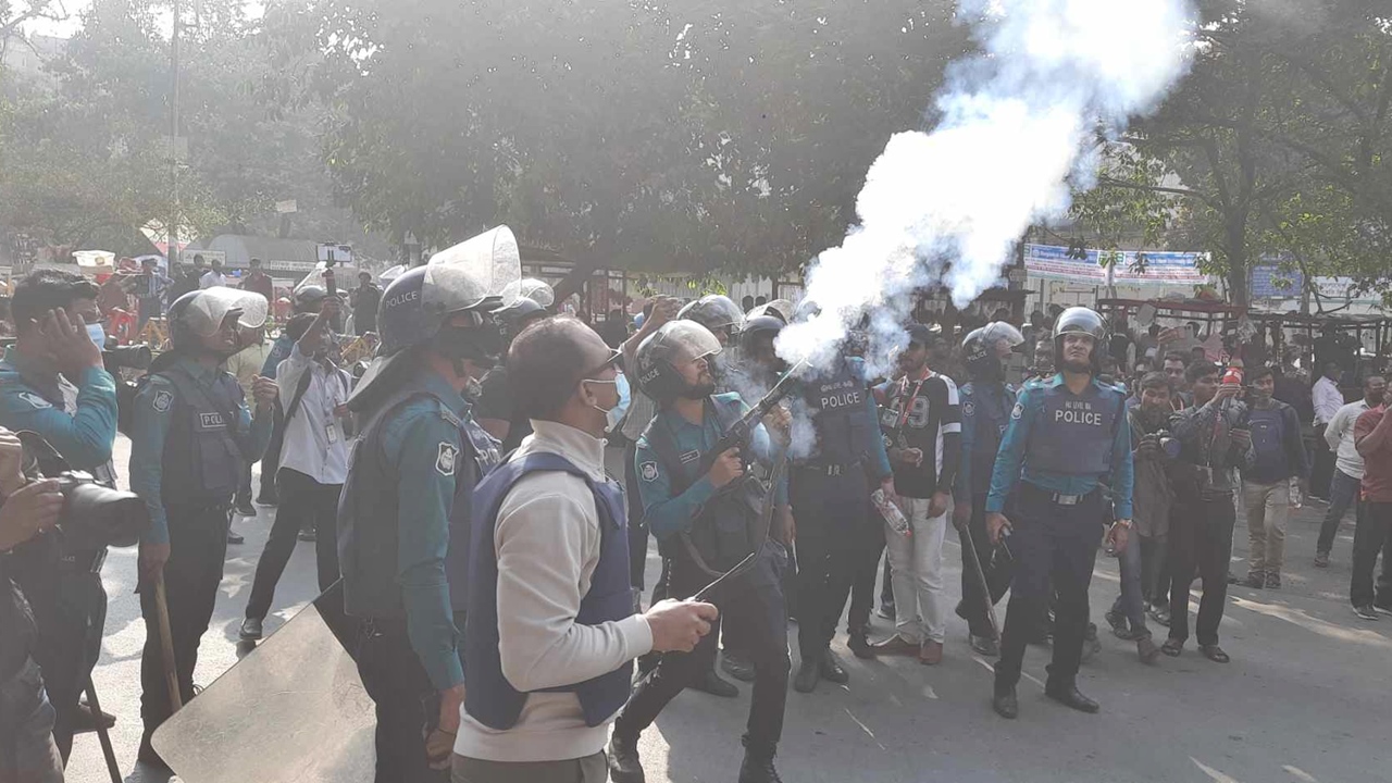 এক ঘণ্টা লাঠিচার্জেও দমানো যায়নি, এবার কাঁদানে গ্যাস