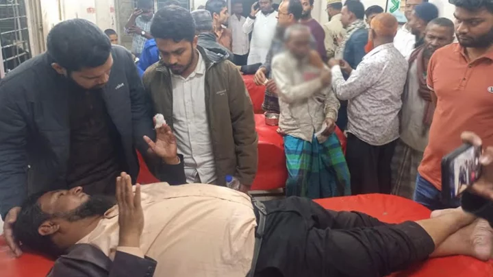 লক্ষ্মীপুরে সাংবাদিকদের ওপর সন্ত্রাসীদের হামলা ও গুলি, আহত ৪
