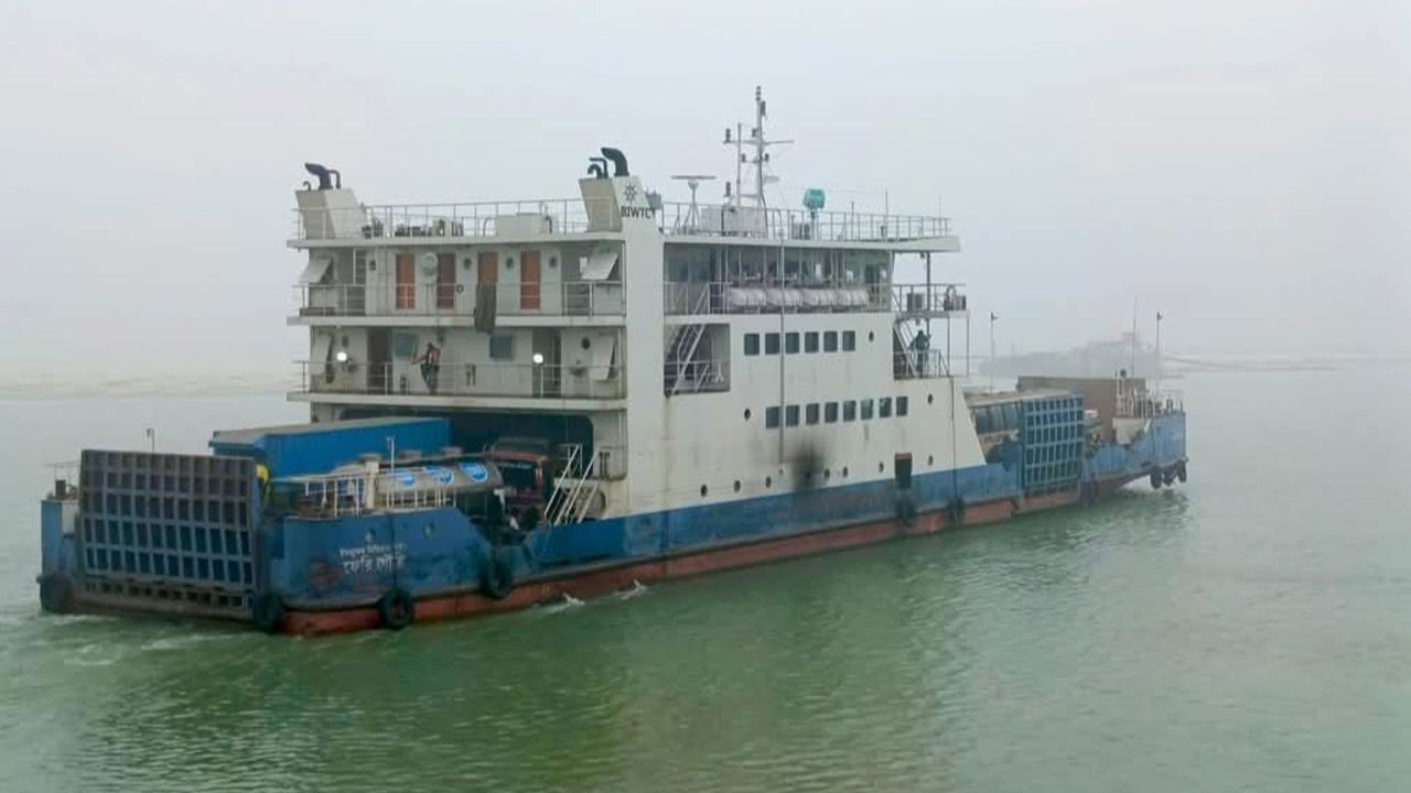 দৌলতদিয়া-পাটুরিয়া নৌপথে ১১ ঘণ্টা পর ফেরি চলাচল স্বাভাবিক