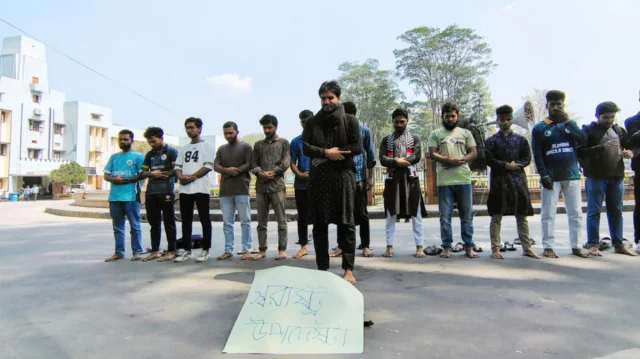 রাজশাহী বিশ্ববিদ্যালয়ে স্বরাষ্ট্র উপদেষ্টার প্রতীকী জানাজা