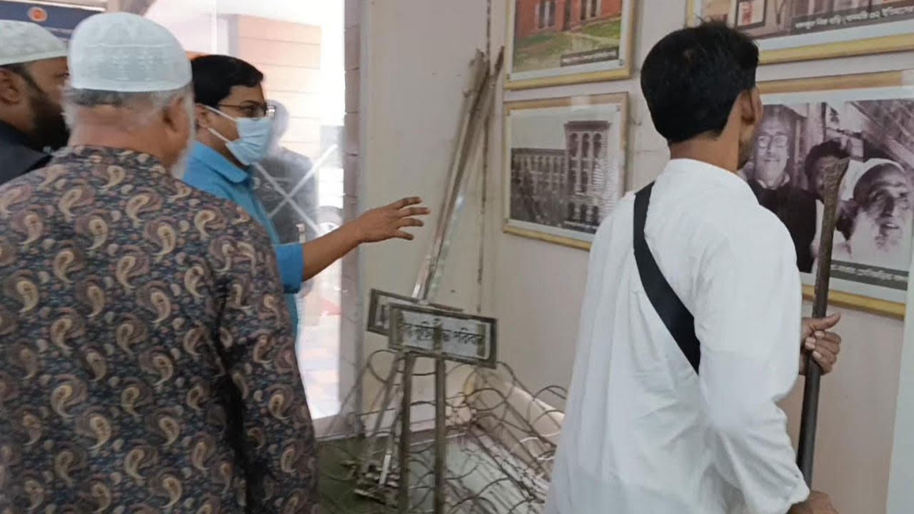 নারায়ণগঞ্জে ম্যুরাল ও বঙ্গবন্ধু কর্নার ভাঙলেন আইনজীবীরা