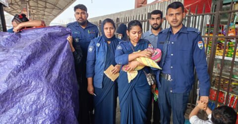 ট্রেনে যাত্রীর প্রসব বেদনা, পুলিশের সহায়তায় নবজাতকের জন্ম