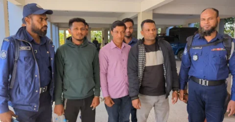 ‘ডেভিল হান্ট’ অভিযানে সুন্দরবনের দস্যুদের দুই সহযোগীসহ মোংলায় পাঁচজন আটক