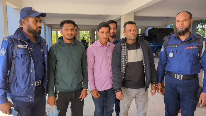 ‘ডেভিল হান্ট’ অভিযানে সুন্দরবনের দস্যুদের দুই সহযোগীসহ মোংলায় পাঁচজন আটক