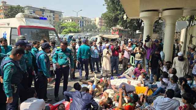 টানা ২৬ ঘণ্টা ধরে প্রধান উপদেষ্টার কার্যালয়ের ফটকে অবস্থানে আহতরা
