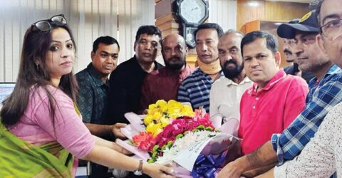 ৭২ ঘণ্টার আলটিমেটাম ও ফুলেল শুভেচ্ছায় বরণ