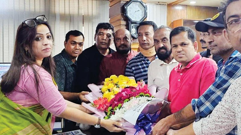 ৭২ ঘণ্টার আলটিমেটাম ও ফুলেল শুভেচ্ছায় বরণ