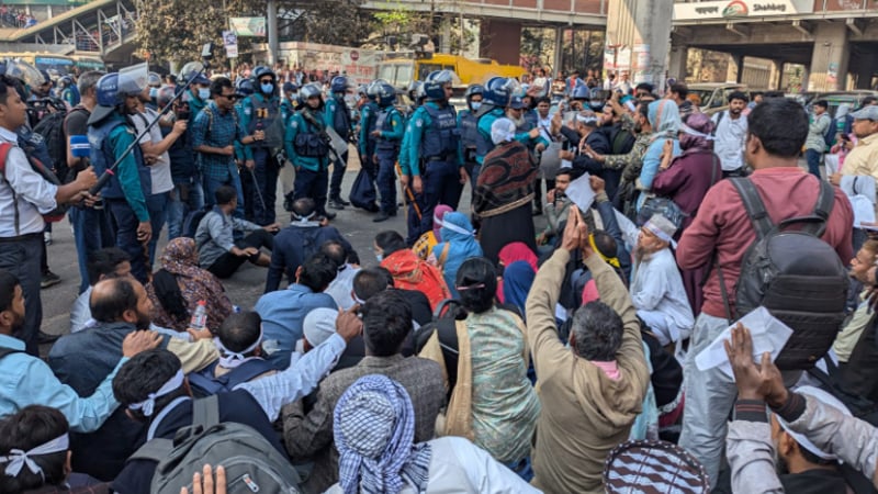 শাহবাগ মোড়ে সুপারিশপ্রাপ্ত শিক্ষকদের অবরোধ, যান চলাচল বন্ধ