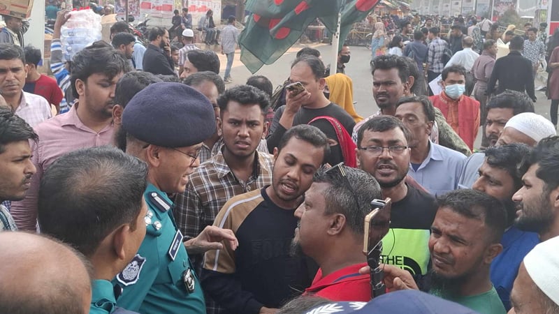 প্রধান উপদেষ্টা না আসলে শাহবাগ ছাড়বেন না শহীদ পরিবারের সদস্যরা