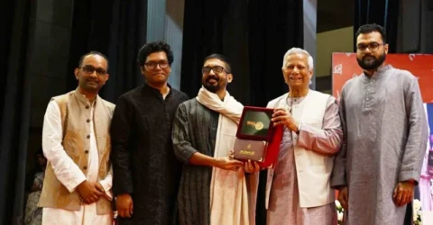 ১৮ ব্যক্তির হাতে একুশে পদক তুলে দিলেন প্রধান উপদেষ্টা