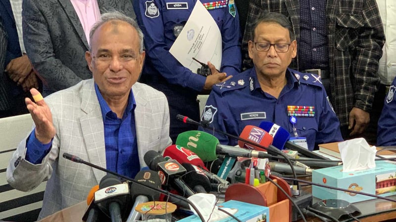 ‘ডেভিল হান্টে’ আইনশৃঙ্খলা বাহিনীর কর্মকর্তারাও ছাড় পায়নি: স্বরাষ্ট্র উপদেষ্টা