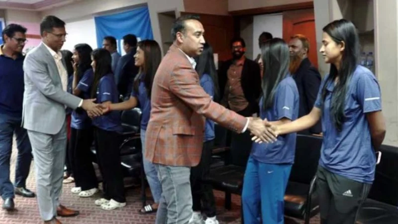 সভাপতির দিকে তাকিয়ে মেয়েরা