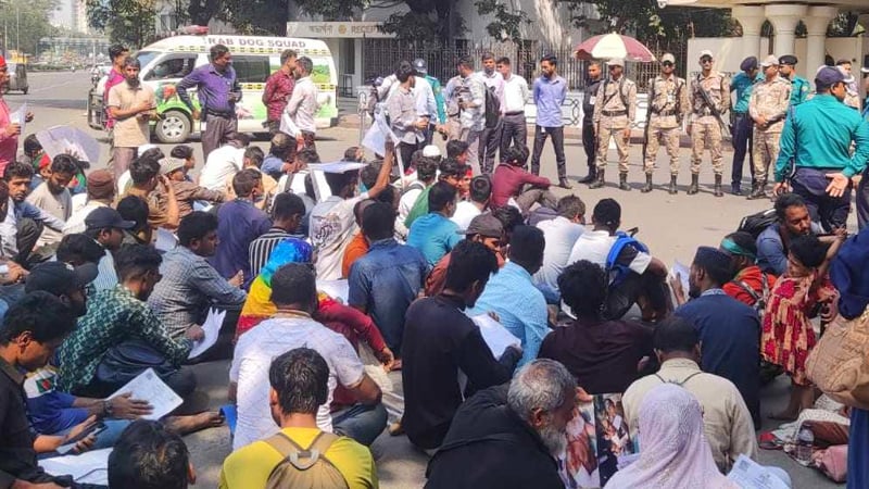ড. ইউনূসের কার্যালয়ের সামনে জুলাই আন্দোলনে আহতদের অবস্থান