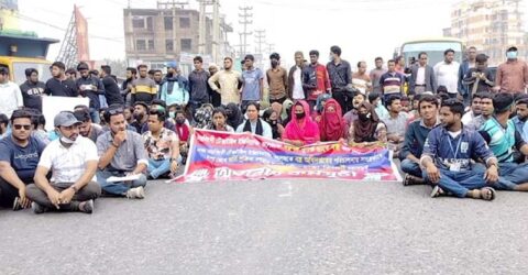 ঢাকা-সিলেট মহাসড়ক অবরোধ টেক্সটাইল ইঞ্জিনিয়ারিং শিক্ষার্থীদের