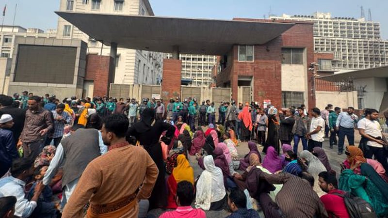 নিয়োগ বাতিলের পর সুপারিশপ্রাপ্ত শিক্ষকদের সচিবালয়ের সামনে অবস্থান, সব গেট বন্ধ