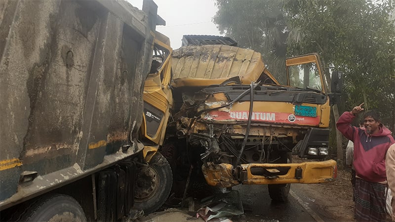 ঘন কুয়াশায় দুই ট্রাকের মুখোমুখি সংঘর্ষ, চালক নিহত