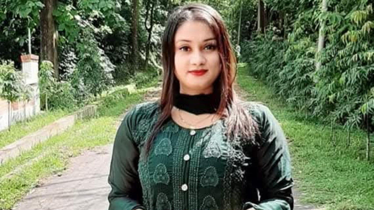 চবি ছাত্রলীগ নেত্রীকে পুলিশে দিল স্থানীয় লোকজন