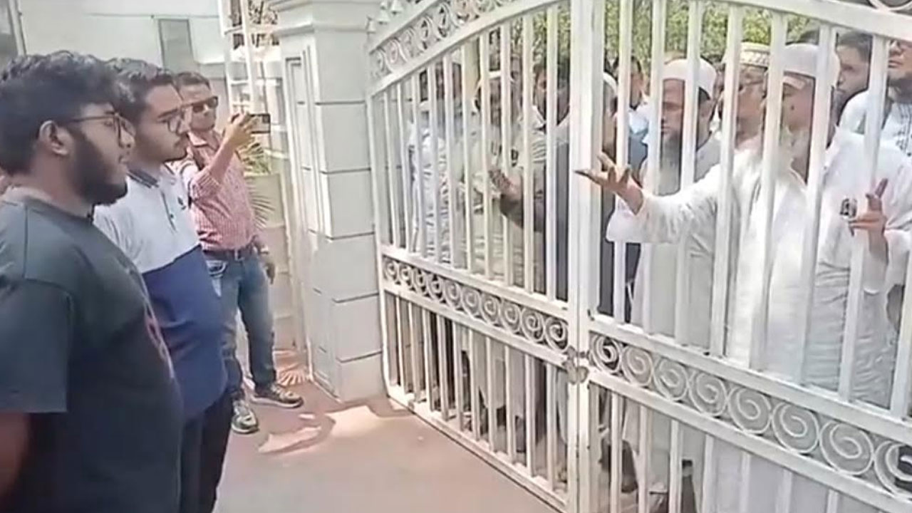 শিক্ষকদের বাধা, ভিসির বাসভবনে তালা না ঝুলিয়েই ফিরলেন শিক্ষার্থীরা