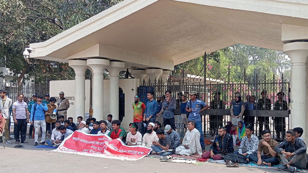 টানা ২৬ ঘণ্টা ধরে প্রধান উপদেষ্টার কার্যালয়ের গেটে অবস্থানে আহতরা