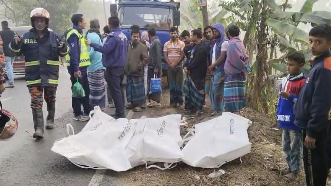 গাজীপুরে নিয়ন্ত্রণ হারিয়ে খালে পিকআপ, নিহত ৩