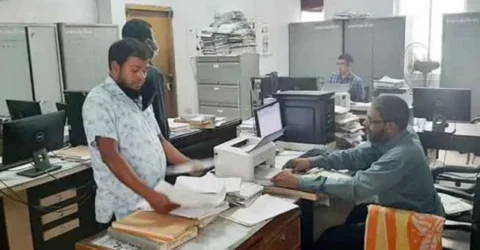 আজ থেকে নতুন সূচিতে অফিস