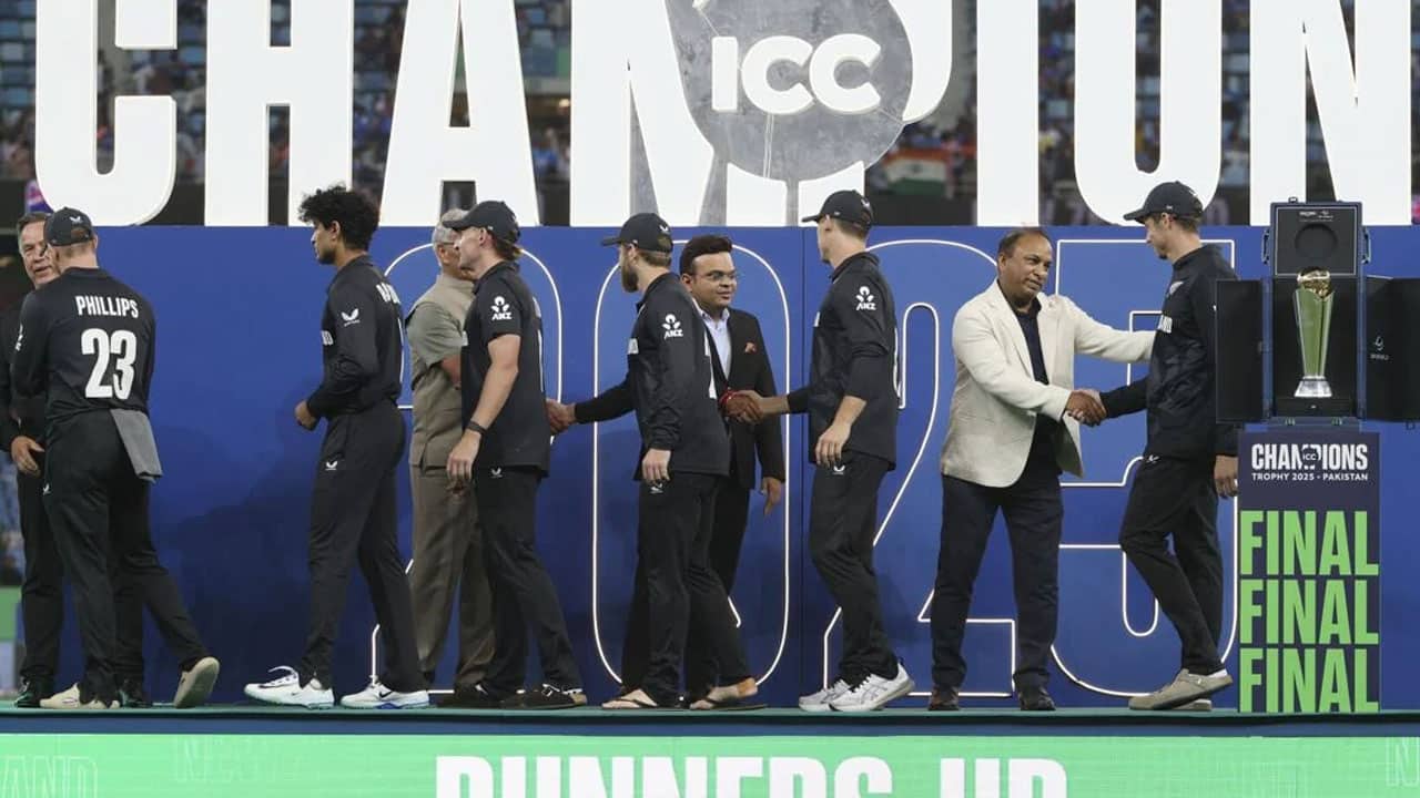 আয়োজক হয়েও পুরস্কার বিতরণে নেই পাকিস্তানের কেউ, চলছে সমালোচনা