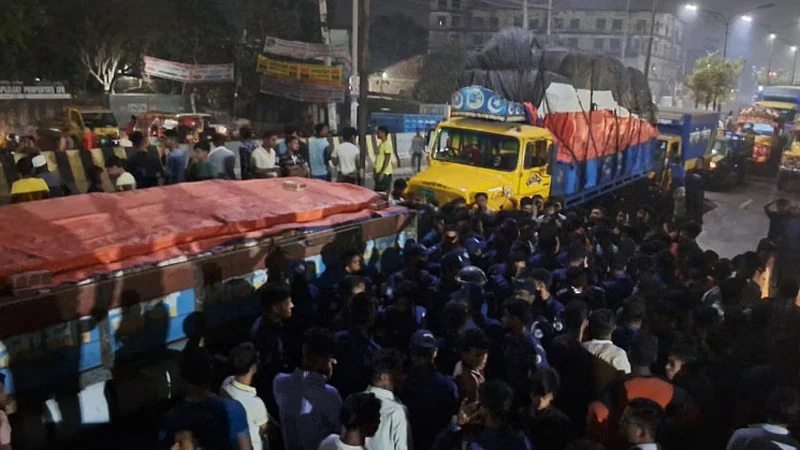 সাভারে বকেয়া বেতনের দাবিতে শ্রমিকদের মহাসড়ক অবরোধ