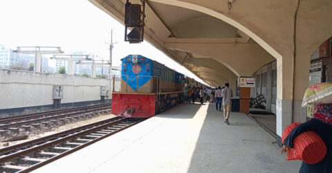 ঈদযাত্রার প্রথম দিনেই বিলম্বে ছাড়ল ২ ট্রেন