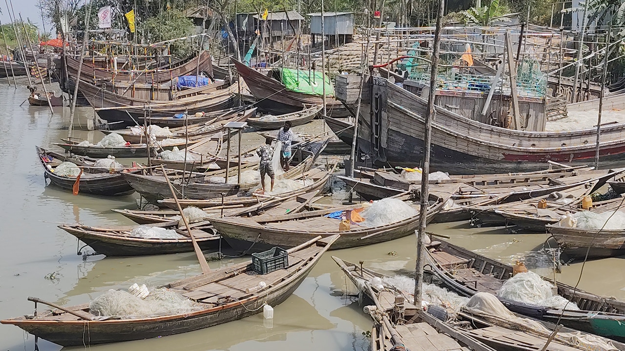 মাছ শিকারে নিষেধাজ্ঞা সপ্তাহ পেরিয়ে গেলেও ভোলার জেলেদের ভাগ্যে জোটেনি খাদ্য সহায়তা