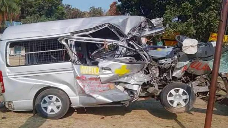স্ট্রোক করলে নেওয়া হচ্ছিল হাসপাতালে, ট্রাক-অ্যাম্বুলেন্স সংঘর্ষে রোগীসহ নিহত ৩