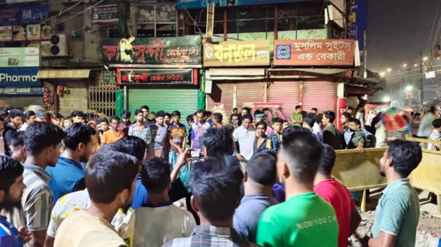 পুলিশের কাছ থেকে ছিনিয়ে নিয়ে ধর্ষণে অভিযুক্তকে পিটিয়ে হত্যা