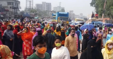 ঈদের ছুটি ও বোনাসের দাবিতে পোশাক শ্রমিকদের বিক্ষোভ