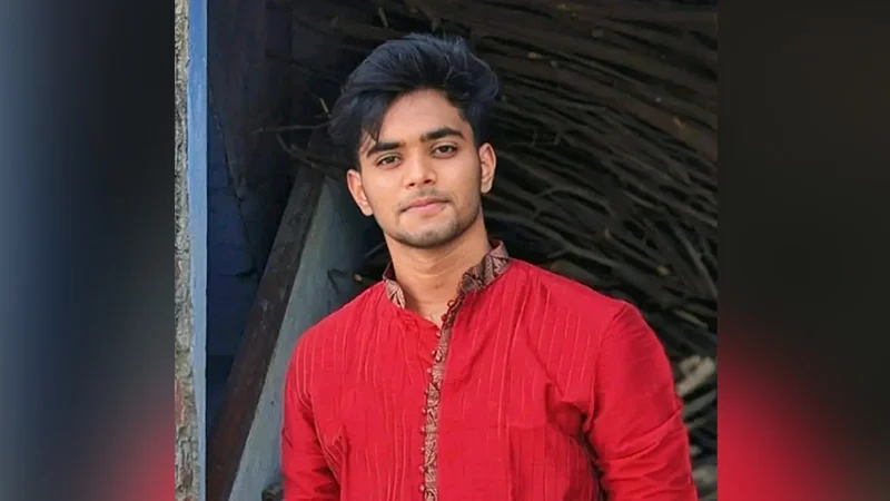 নওগাঁয় প্রাইভেটকার নিয়ন্ত্রণ হারিয়ে শিক্ষার্থী নিহত