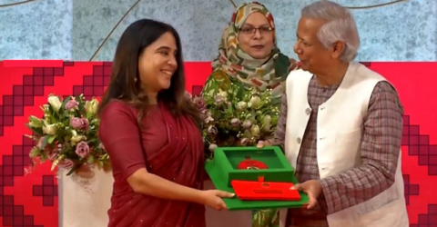 স্বাধীনতা পুরস্কার তুলে দিলেন প্রধান উপদেষ্টা