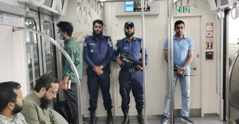 মেট্রোট্রেনের ভেতর যাত্রীদের মধ্যে বাগ্‌বিতণ্ডা নিয়ন্ত্রণ