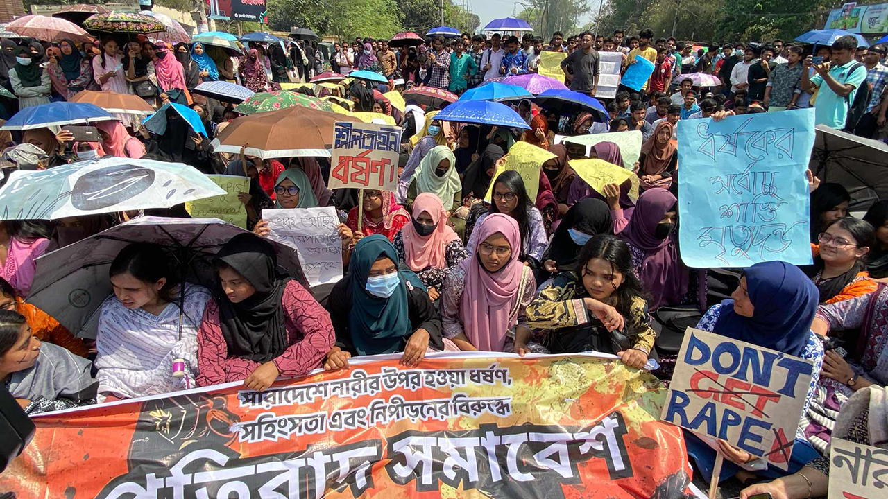 ধর্ষকের সর্বোচ্চ শাস্তির দাবিতে মহাসড়ক অবরোধ রাবি শিক্ষার্থীদের