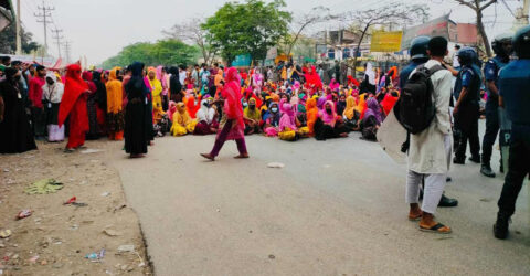 ঈদের ছুটি বাড়ানোর দাবিতে গাজীপুরে শ্রমিকদের বিক্ষোভ-অবরোধ